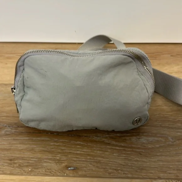 lululemon athletica Lululemon Everywhere Bag Silver Drop - Picture 2 of 10